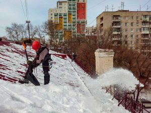 Эффективные методы уборки снега и устранения наледи с кровли: безопасность и долгосрочная защита